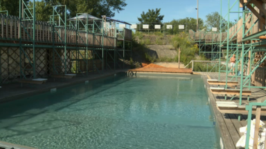 Derniers ajustements avant la réouverture de la piscine en plein air “Pool Is Cool”, ce vendredi