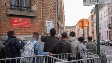 Plus de 100 demandeurs d’asile dorment chaque nuit devant le Petit Château : “Une situation intenable”