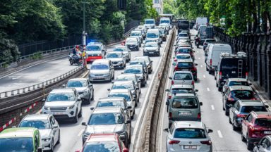 Moins conduire, ralentir… : les prix du carburant changent le comportement des automobilistes bruxellois