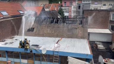 De la fumée près de la porte d’Anderlecht : un incendie touche une toiture dans la rue Plantin
