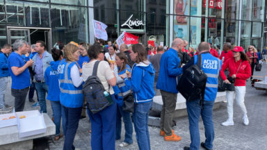 Le personnel de la bijouterie Lovisa mène une grève devant la boutique située place de la Monnaie