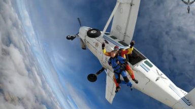 Une Anderlechtoise de 80 ans saute en parachute en hommage à son fils