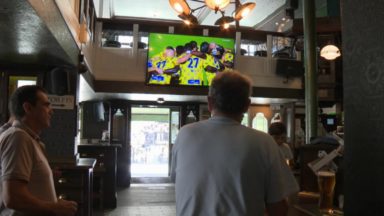 Les cafés contraints de payer une licence pour diffuser les championnats belge et étrangers de football