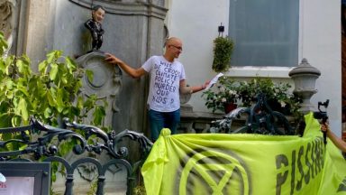 Des activistes d’Extinction Rébellion dénoncent une politique climatique “négligente” devant Manneken Pis