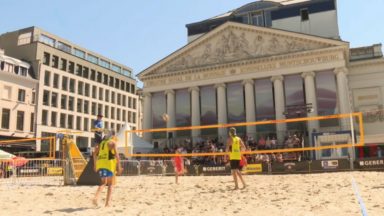 Sous la canicule, la place de la Monnaie et le piétonnier transformés en terrains de beach-volley