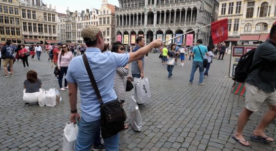 Touristes Grand Place Bruxelles - Belga Eric Lalmand