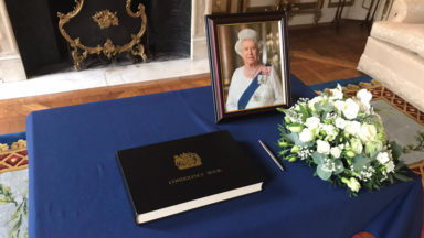Décès d’Elizabeth II : l’ambassade du Royaume-Uni à Bruxelles ouvre un registre de condoléances