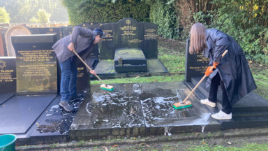 Tag antisémite : l’Union des Etudiants Juifs mène une action de nettoyage au cimetière de Kraainem