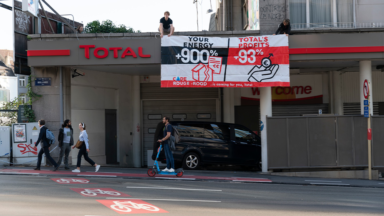Des activistes déploient une bannière sur une station service TotalEnergies
