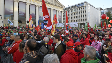 10.000 militants se sont rassemblés sur la place de la Monnaie : “Gelez les prix, pas les gens”