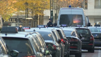 Les taxis bruxellois manifestent contre l’ordonnance “sparadrap” et l’augmentation du numerus clausus