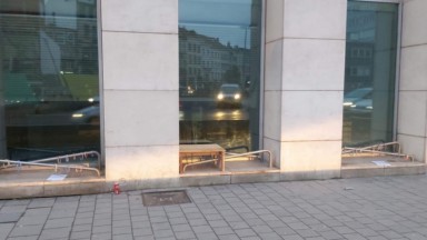 Un collectif installe un banc et des jeux sur des dispositifs anti-SDF près de la gare du Midi