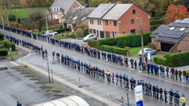 Policier tué à Schaerbeek : 2.000 policiers forment une haie d’honneur lors des funérailles à Waremme