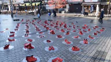 À Etterbeek, des “chaussures rouges” appellent à la solidarité contre les féminicides
