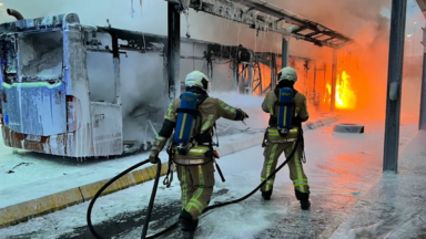 Un bus de la STIB prend feu dans un entrepôt à Anderlecht