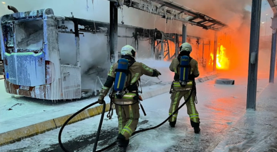 Un bus de la STIB prend feu dans un entrepôt d'Anderlecht - Photo ; Pompiers Bruxelles