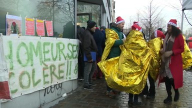 Retard dans le versement des allocations : les “chômeurs en colère” devant le centre de services de la CSC Bruxelles