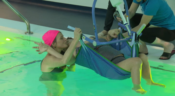 Une piscine de la Hulpe est adaptée pour les personnes à mobilité très réduite - Photo : BX1