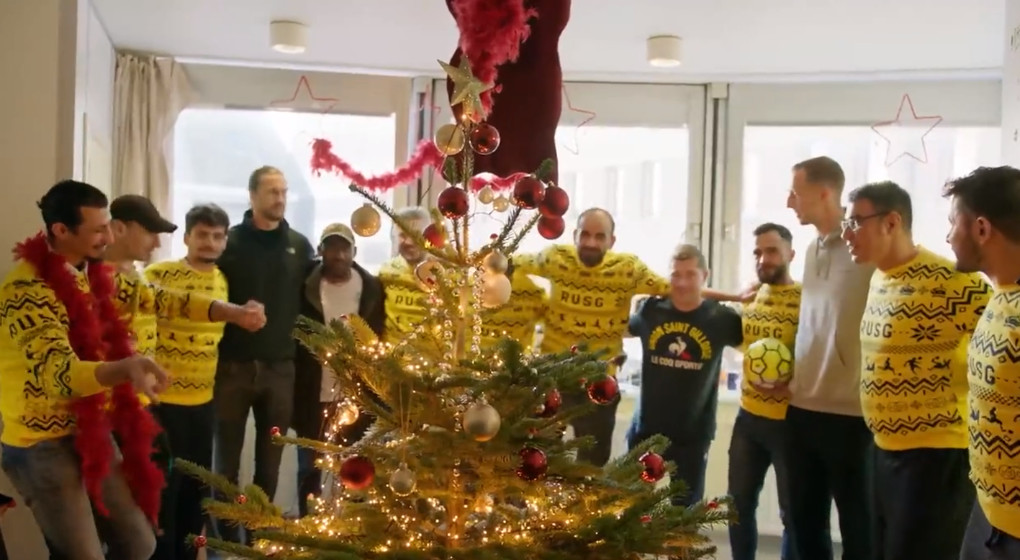 Des joueurs de l'Union Saint-Gilloise célèbrent Noël avec des demandeurs d'asile - Photo : Twitter @UnionStGilloise