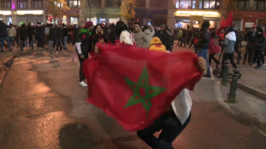 Une soirée historique pour les supporters marocains qui fêtent la victoire dans le centre de Bruxelles
