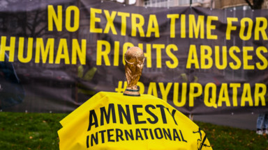 Ambassade du Qatar : Amnesty déploie une banderole en soutien aux travailleurs migrants