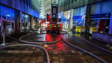 La toiture d’un immeuble prend feu rue d’Arlon : deux pompiers blessés