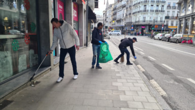 Des bénévoles ont nettoyé les rues de Bruxelles au lendemain du réveillon