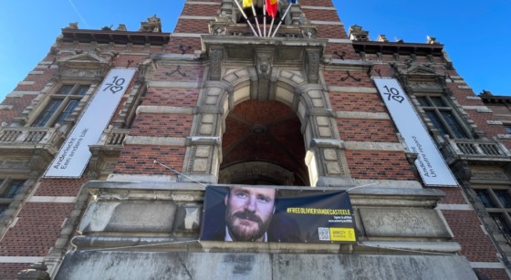 La commune d'Anderlecht déploie une bannière pour Vandecasteele