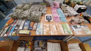 Neder-Over-Heembeek : 24 kg de cannabis et 16 000 pilules d’ecstasy retrouvés après un flagrant délit