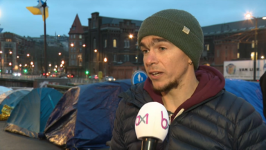 Les demandeurs d’asile passent leur quatrième nuit devant le Petit-Château : la situation stagne