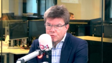 Sven Gatz met en garde sur le budget de la Région bruxelloise : “Il faut, après 2025, changer de fusil d’épaule”