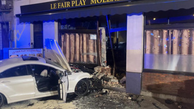 Molenbeek : un automobiliste heurte un échafaudage et finit dans la vitrine d’un café