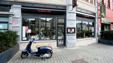 Le plus ancien snack du Vismet à Bruxelles ferme ses portes après 30 ans