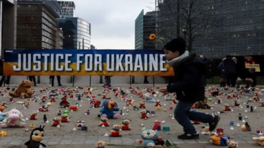 Des jouets et ours en peluche disposés à Bruxelles en hommage aux enfants ukrainiens