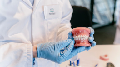 Médecins du Monde lance une campagne “absurde” pour améliorer l’accès aux soins dentaires