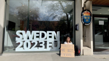 Greta Thunberg a manifesté seule devant l’Ambassade de Suède ce vendredi