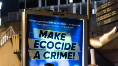 Des centaines d’affiche “Make ecocide a crime” placardées dans le quartier européen