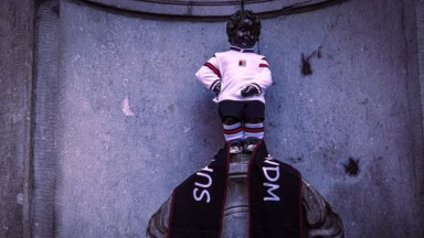 Le Manneken-Pis aux couleurs du RWDM pour célébrer la montée en D1A