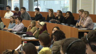Des étudiants de l’IHECS sur les bancs du Parlement bruxellois
