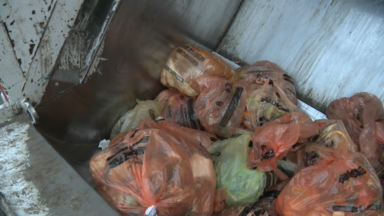 Réforme de la collecte des déchets : des autocollants sur les sacs sortis au mauvais moment