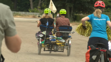 Rejoindre Paris à vélo ? Une mère et son fils porteur d’un handicap relèvent le défi