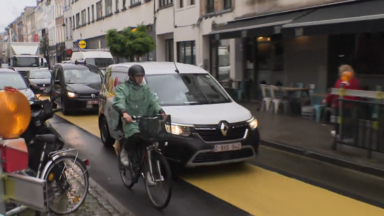 “Je ne savais pas qu’on ne pouvait pas dépasser les vélos” : à quoi sert la bande jaune peinte dans la rue Haute ?