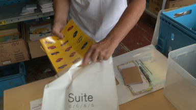 Rentrée scolaire : l’ASBL “Solidarité Grands Froids” distribue des kits destinés aux enfants vivants sous le seuil de pauvreté