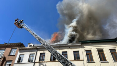 Incendie rue du Midi : une équipe de pompiers reste sur place afin d’éviter toute reprise