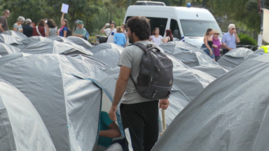 Campement à Flagey : Bruss’help a proposé un accueil aux 80 demandeurs d’asile pour la nuit