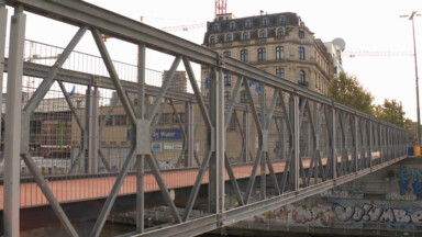 Une passerelle cyclo-piétonne provisoire installée le long du pont Sainctelette