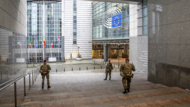 Attentat à Bruxelles : pas de déploiement de militaires dans les rues