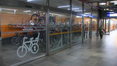 Plusieurs parkings à vélos en panne : des centaines de Bruxellois obligés d’y laisser leur vélo