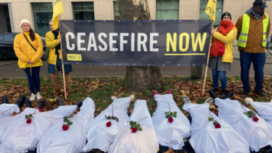 Conflit israélo-palestinien : des draps mortuaires devant l’ambassade des États-Unis à Bruxelles