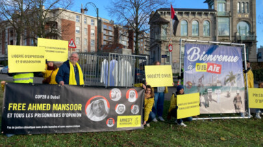 Amnesty devant l’ambassade des Émirats arabes unis pour exiger la libération de prisonniers d’opinion